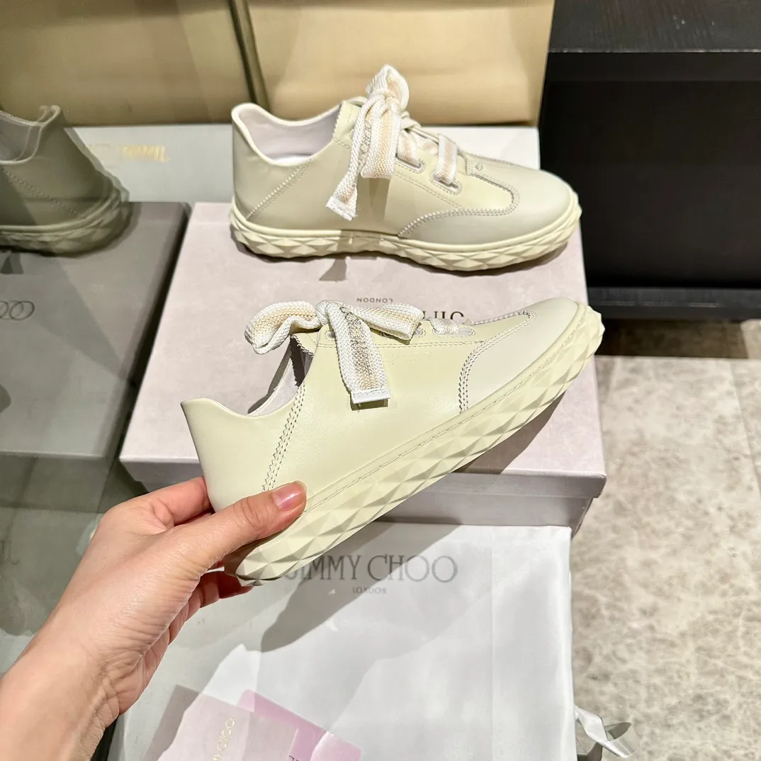 👟👟Ex-factory price 640👟👟 The new JIMMY CHOO, exclusively for sale, original large-soled casual white shoes, designed with the latest technology, strong three-dimensional effect👍The integration of multiple technologies, subverting fashion, super stylish! The combination is super beautiful. The original version is 1:1, versatile and trendy, both salty and sweet! New layout Size: 35-40